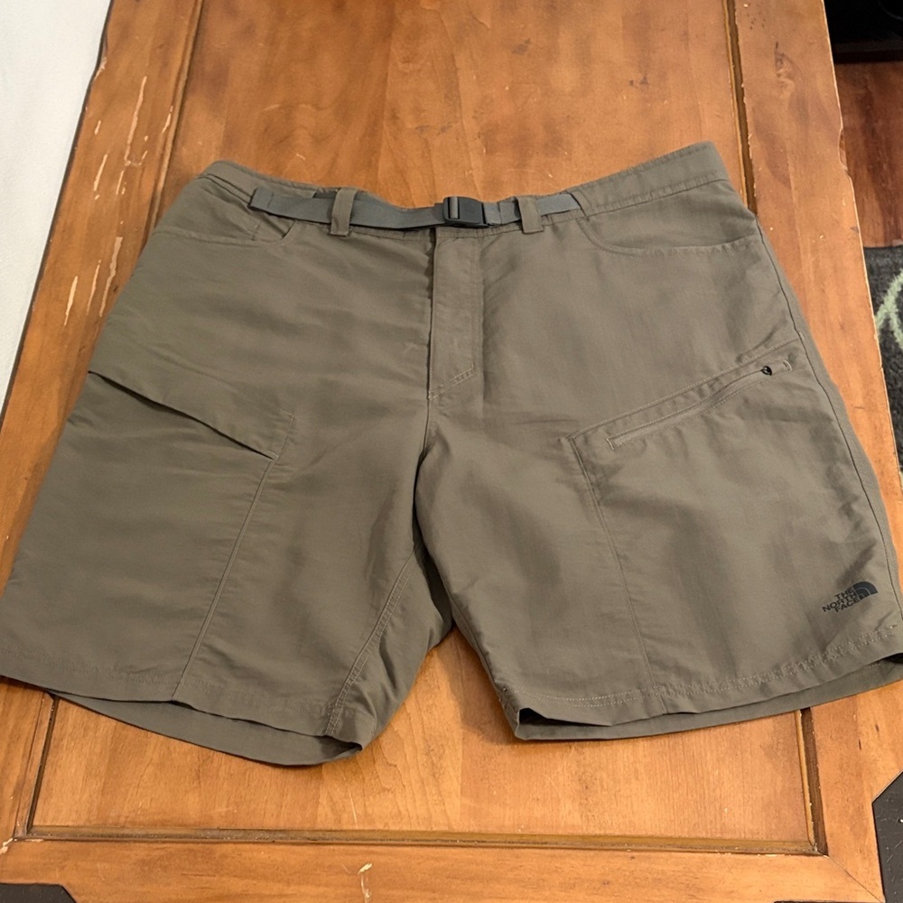 The North Face NWOT Men's Cargo Shorts Size XXL